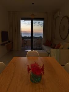 弗利康弗拉克的住宿－Seaview serenity apartment，客厅里的桌子,上面有花瓶