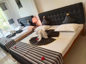 سرير أو أسرّة في غرفة في Hotel Sapid Luck Yala Safari