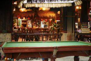 Biliár nebo kulečník v ubytování Big Elk Steak House - HomeStay