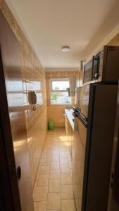 eine Küche mit einem Kühlschrank und Fliesenboden in der Unterkunft Check and Home - Rawson - 4 huéspedes amplio en el centro in Mar del Plata
