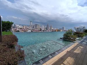 uma grande massa de água com uma cidade ao fundo em Penang KTHOME Beacon Executives suite em George Town