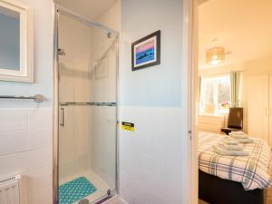 Un baño con ducha y una cama. en 1 bed in Filey 77709, en Hunmanby 11 fotos más