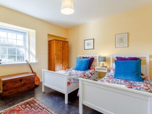 een slaapkamer met 2 bedden en een raam bij 2 bed property in Kirriemuir 77494 in Kirriemuir