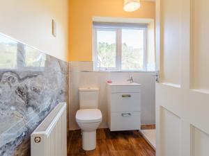 een kleine badkamer met een toilet en een raam bij 2 bed property in Kirriemuir 77494 in Kirriemuir