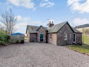 een oud stenen huis op een grindoprit bij 2 bed property in Kirriemuir 77494 in Kirriemuir