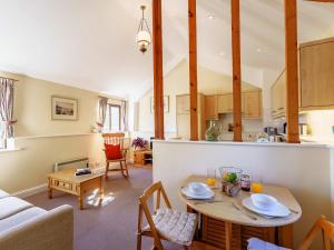 a kitchen and living room with a table and a couch at 1 Bed in Lamberhurst 79180 in Wadhurst