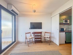 Foto dalla galleria di Le Baccarat - Wifi, AC, vue mer, 4 pers a Nizza