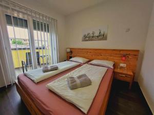 Ένα ή περισσότερα κρεβάτια σε δωμάτιο στο Gold Apartmani Kozarac