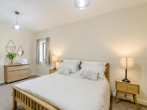 una camera con un grande letto bianco e due lampade di 2 bed in Hamsterley 80004 a High Etherley