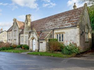 an old stone house with a roof on a street at 3 Bed in Osmington 80374 in Broadmayne