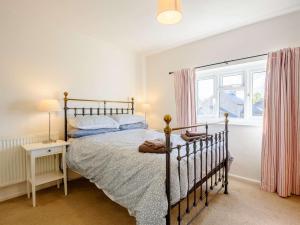 a bedroom with a bed and a window at 3 bed in Glasbury-on-Wye BN289 in Glasbury