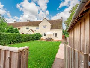 a house with a fence and a yard at 3 bed in Glasbury-on-Wye BN289 in Glasbury