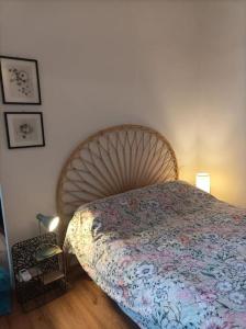 Schlafzimmer mit einem Bett mit einem getufteten Kopfteil in der Unterkunft Pane e Tulipani, cozy apartment near city center in Turin