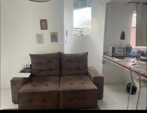 塞古罗港Apt的客厅里有一张沙发和一张桌子。