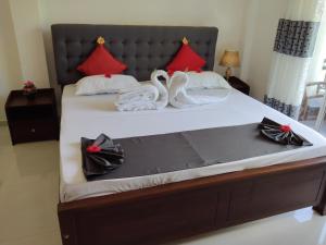 سرير أو أسرّة في غرفة في Hotel Sapid Luck Yala Safari