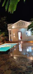 Πισίνα στο ή κοντά στο MIRRA ALFASSA VILLA