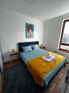 sypialnia z łóżkiem z żółtym kocem w obiekcie Vanila 379 w mieście Divčibare