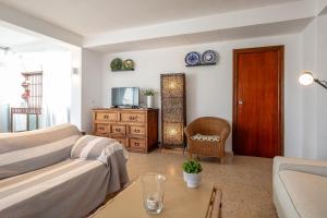 sala de estar con sofá y mesa en SUPER APARTAMENTO A UN PASO DEL MAR en Oliva