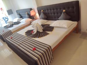 سرير أو أسرّة في غرفة في Hotel Sapid Luck Yala Safari