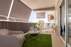 a balcony with a table and chairs on a balcony at SUPER APARTAMENTO A UN PASO DEL MAR in Oliva
