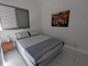 - un lit dans une chambre avec une photo sur le mur dans l'établissement Cobertura Duplex/Penthouse em Copacabana, à Rio de Janeiro