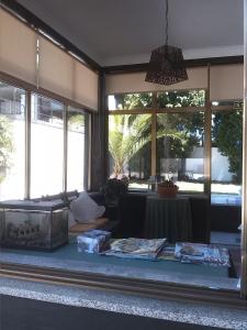 salon ze stołem i oknami w obiekcie Gardenia Residence w mieście Braga