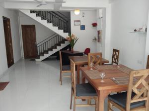 jadalnia ze stołami i krzesłami oraz schody w obiekcie Hotel Sapid Luck Yala Safari w mieście Tissamaharama