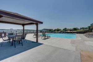 Poolen vid eller i närheten av Lake Ozark Getaway with Seasonal Pool and Private Deck