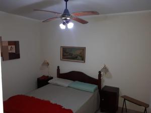 1 dormitorio con 1 cama y ventilador de techo en DEPARTAMENTO EN CARLOS PAZ en Villa Carlos Paz