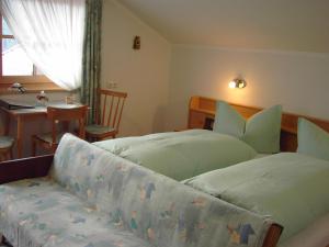 Postel nebo postele na pokoji v ubytování Naflerhof + 2 fotografie