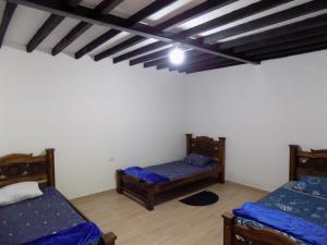 a room with two twin beds in a room at Finca La Esperanza Pereira in Pereira
