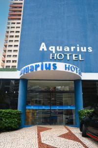 un coche aparcado delante de aarris hotel marriott sqorromptrompt en Hotel Aquarius en Fortaleza