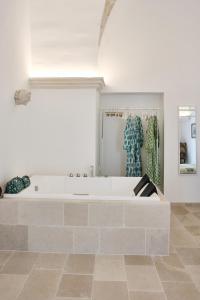 Vannituba majutusasutuses Silentio Suite N2-Ostuni-Jacuzzi +62 fotot