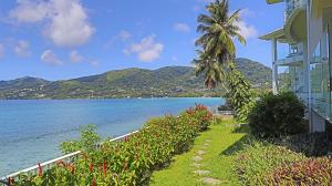 贝尔欧布莱VallonEnd Beachfront villa with excellent view的水景建筑
