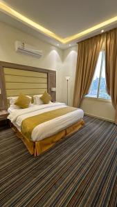 a bedroom with a large bed with a large window at خيالى2 in Khamis Mushayt