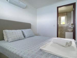 VallonEnd Beachfront villa with excellent view客房内的一张或多张床位