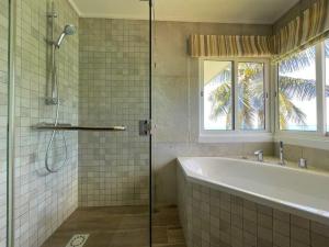 VallonEnd Beachfront villa with excellent view的一间浴室