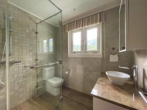 VallonEnd Beachfront villa with excellent view的一间浴室