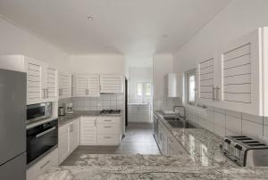 VallonEnd Beachfront villa with excellent view的厨房或小厨房