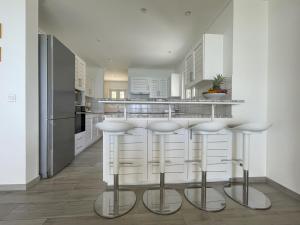 VallonEnd Beachfront villa with excellent view的厨房或小厨房