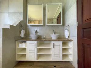 贝尔欧布莱VallonEnd Beachfront villa with excellent view的相册照片