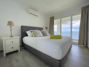 VallonEnd Beachfront villa with excellent view客房内的一张或多张床位