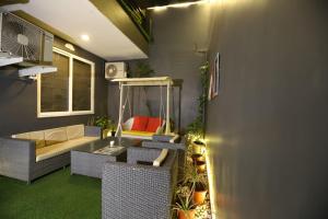 una pequeña sala de estar con sofá y sillas. en BK Studio And Rooms Near Huda City Centre en Gurgaon