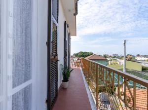 einen Balkon eines Hauses mit einer Pflanze darauf in der Unterkunft DREAM HOUSE Casa Vacanze in Arma di Taggia