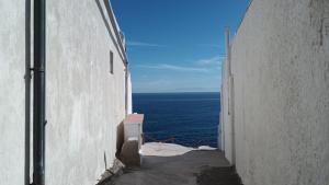 an alley with a view of the ocean between two buildings at CASITA NOCTILUCA in Santa Cruz de Tenerife