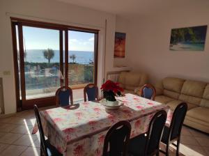 jadalnia ze stołem, krzesłami i kanapą w obiekcie Stella di Mare w mieście Terracina +24 zdjęcia