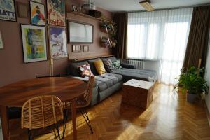 un soggiorno con divano e tavolo di 3 Rooms Apartment Podgórze Citybeat #3 a Cracovia