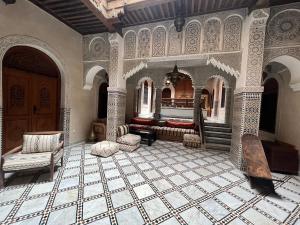 une grande chambre avec un lit au milieu de celle-ci dans l'établissement Riad le petit ksar, à Meknès