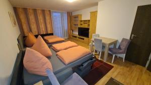 Habitación con 2 camas y mesa con comedor. en Schöne Apartment in Bayerische Wald,Sankt Englmar, en Sankt Englmar