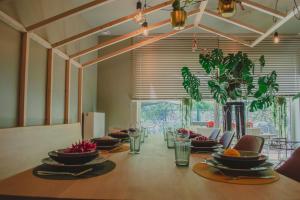 une salle à manger avec une table et des assiettes de nourriture dans l'établissement De Pluktuin, à Kortessem